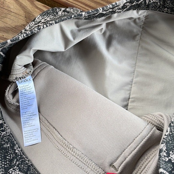 SPANX Jean-ish Capri Leggings Gray Python Large - Picture 7 of 10